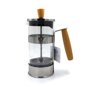 Tetera o cafetera de émbolo pequeña.