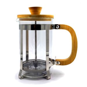 Tetera o cafetera de émbolo grande.