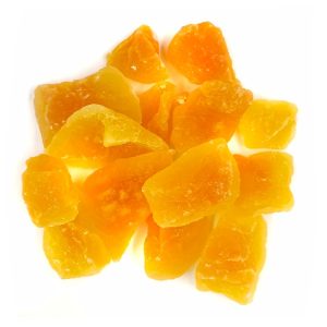 Trozos de melón cantaloupe deshidratado.