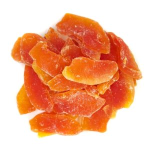 Trozos de papaya deshidratada.