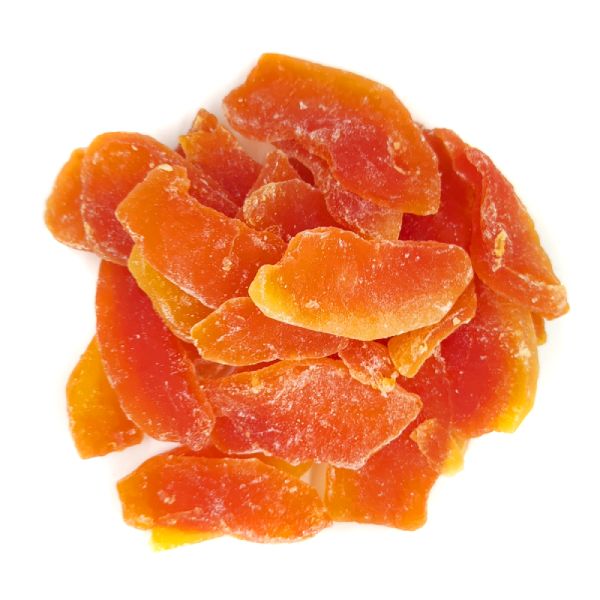 Trozos de papaya deshidratada.