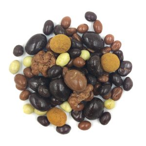 Mezcla de frutos secos y arándanos recubiertos de diferentes chocolates.