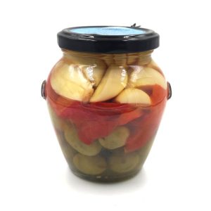 Mezcla de aceitunas y encurtidos en conserva.