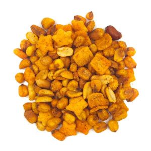 Mezcla de frutos secos y aperitivos fritos picantes.