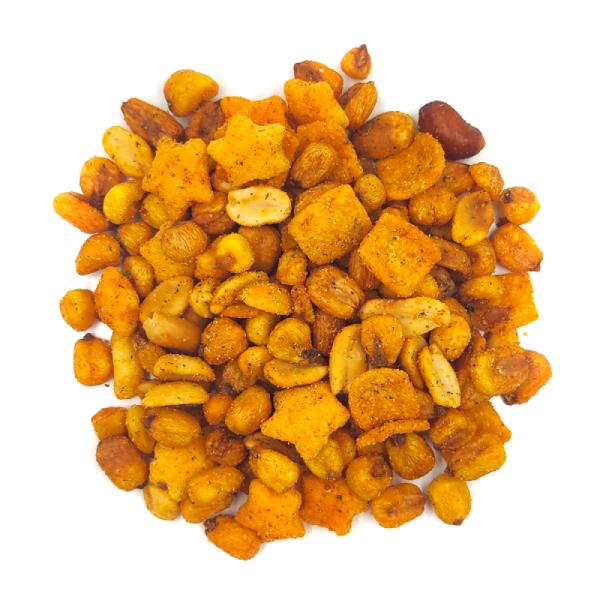 Mezcla de frutos secos y aperitivos fritos picantes.