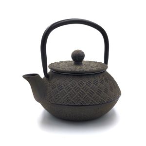 Tetera pequeña de hierro fundido.