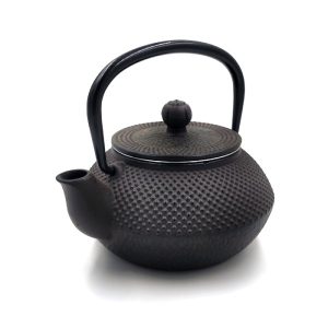 Tetera pequeña de hierro fundido.