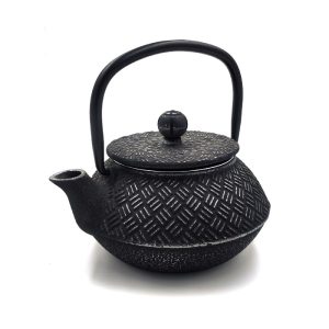 Tetera pequeña de hierro fundido.