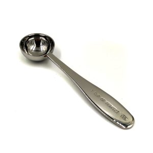 Cuchara medidora de acero inoxidable para dosificar las hojas de té.