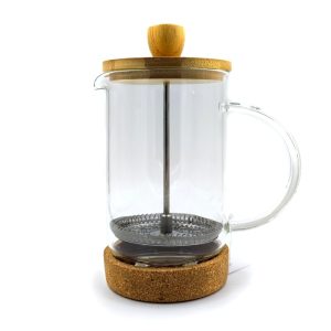 Tetera o cafetera de émbolo grande.