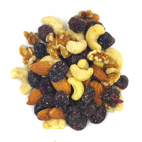 Mezcla de frutos secos crudos con arándanos.