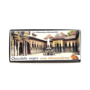Tableta de chocolate artesano con almendras.