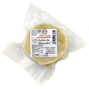 Dulce de almendras con apariencia de queso, de la Alpujarra.