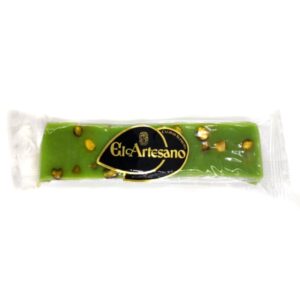 Turrón blando de mazapán con pistachos.